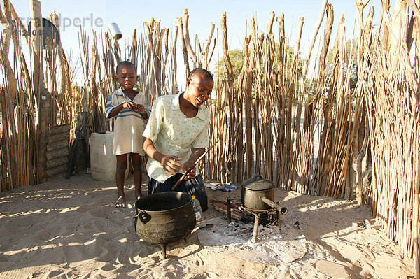 Eine Frau kocht im Kral  Sehitwa  Botswana  Afrika