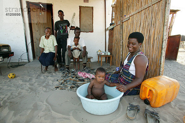 Kleinkind wird gebadet  Sehitwa  Botswana  Afrika