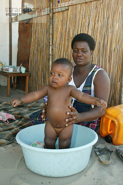 Kleinkind wird gebadet  Sehitwa  Botswana  Afrika
