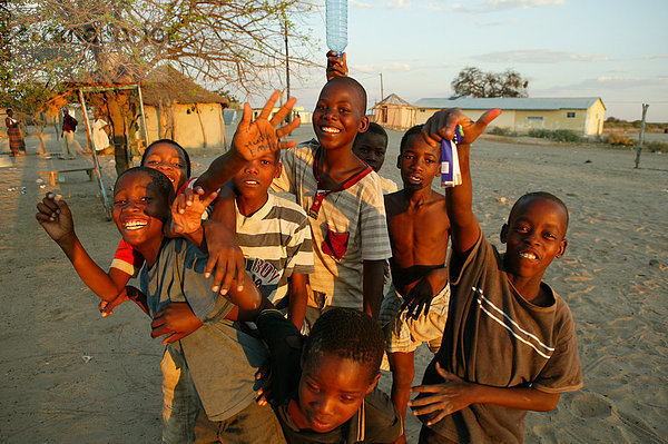 Kindergruppe auf der Straße  Sehitwa  Botswana  Afrika