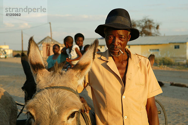 Rauchender Mann mit Eselwagen  Sehitwa  Botswana  Afrika