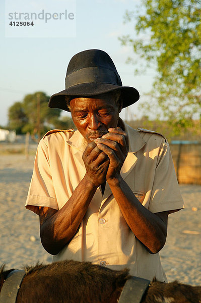 Alter Mann raucht  Sehitwa  Botswana  Afrika