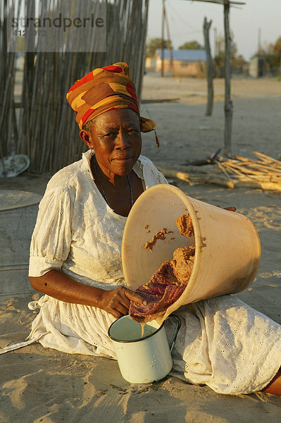 Frau bereitet Essen  Sehitwa  Botswana  Afrika