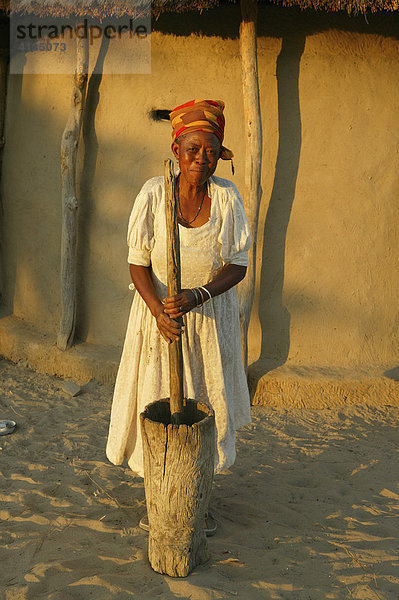 Frau stampft Hirse  Frau bereitet Essen  Sehitwa  Botswana  Afrika