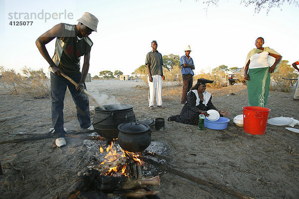 Männer kochen auf dem Dorfplatz  Sehitwa  Botswana  Afrika