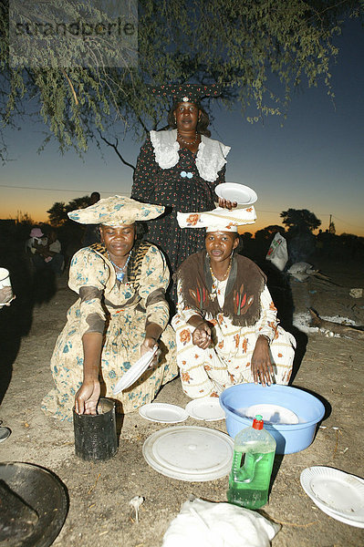 Frauengruppe spült Geschirr im Freien  Sehitwa  Botswana  Afrika
