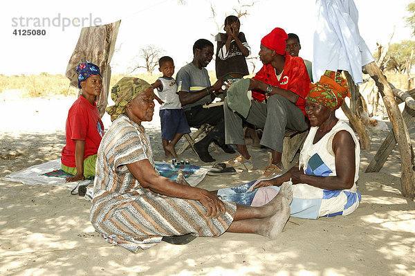 Dorfleben im Schatten eines Baumes  Sehitwa  Botswana  Afrika