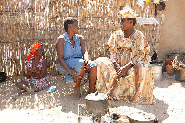 Frauen kochen  Sehitwa  Botswana  Afrika