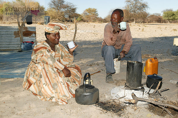 Frühstück am Lagerfeuer  Cattlepost Bothatogo  Botswana  Afrika