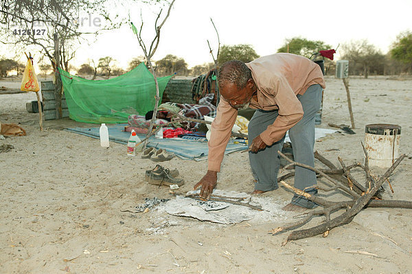 Mann macht Feuer  Cattlepost Bothatoga  Botswana  Afrika