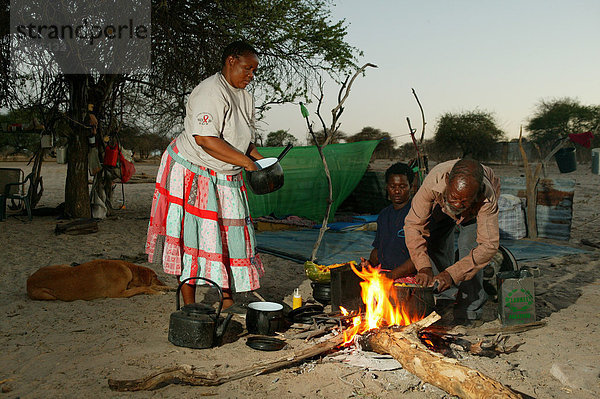 Zwei Frauen kochen am Lagerfeuer  Cattlepost Bothatoga  Botswana  Afrika