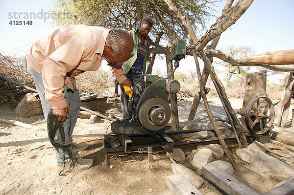 Wasserpumpe für die Rindertränke  Cattlepost Bothatoga  Botswana  Afrika