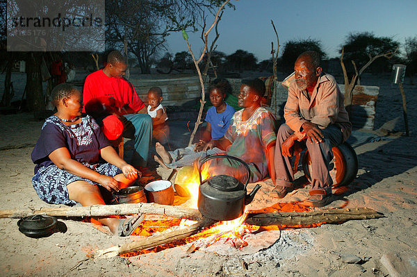 Gruppe beim Lagerfeuer  Cattlepost Bothatoga  Botswana  Afrika