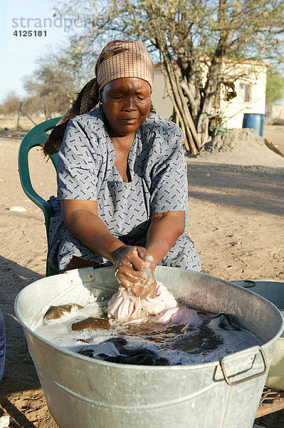 Frau wäscht Wäsche im Freien  Cattlepost Bothatoga  Botswana  Afrika