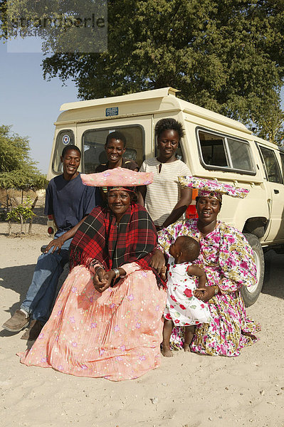 Familie vor ihrem Auto  Sehitwa  Botswana  Afrika