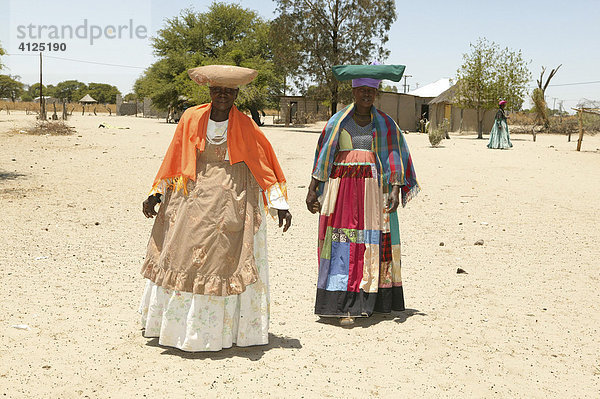 Zwei Frauen in traditioneller Kleidung  Sehitwa  Botswana  Afrika