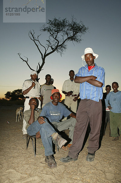 Männergruppe  Dorfgemeinde versammelt sich unter dem Dorfbaum  Sehitwa  Botswana  Afrika