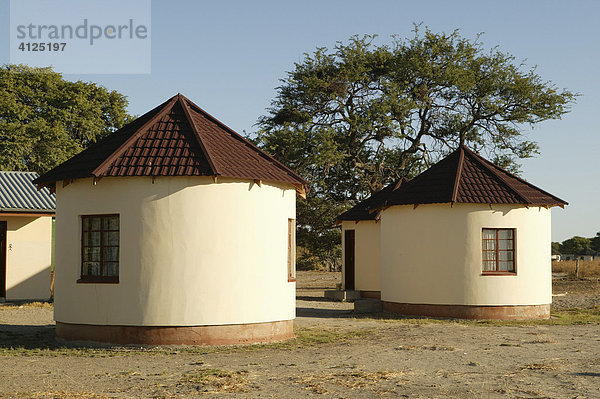 Neubauten  Rundhütten nach traditionellem Vorbild  Sehitwa  Botswana  Afrika