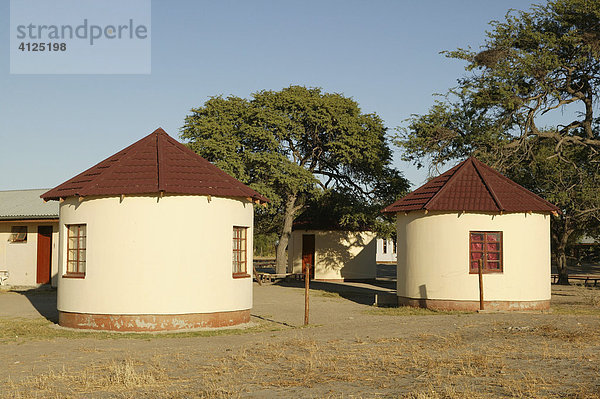 Neubauten  Rundhütten nach traditionellem Vorbild  Sehitwa  Botswana  Afrika