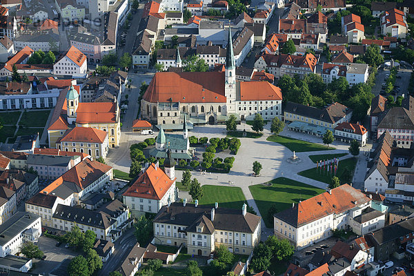 Luftaufnahme  Kapellplatz mit der Gnadenkapelle in Altötting  Wallfahrtsort  Oberbayern  Bayern  Deutschland