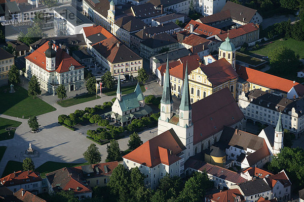 Luftaufnahme  Kapellplatz mit der Gnadenkapelle in Altötting  Wallfahrtsort  Oberbayern  Bayern  Deutschland