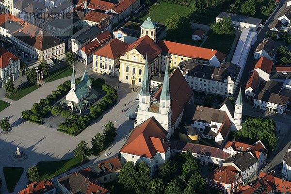 Luftaufnahme  Kapellplatz mit der Gnadenkapelle Altötting  Wallfahrtsort  Oberbayern  Bayern  Deutschland