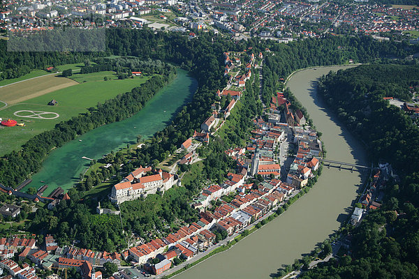 Luftaufnahme  Burghausen an der Salzach mit der längsten Burg Europas  Oberbayern  Bayern  Deutschland