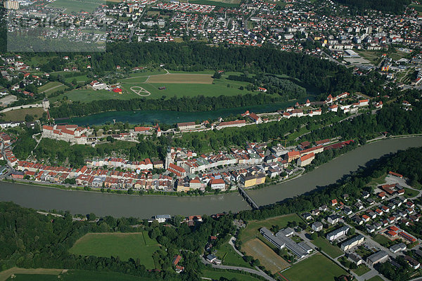 Luftaufnahme  Burghausen an der Salzach mit der längsten Burg Europas  Oberbayern  Bayern  Deutschland
