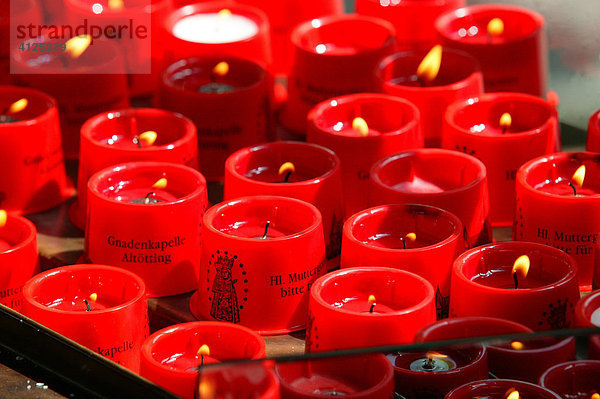 Fürbitte- Kerzen im Luzernar  Kapellplatz in Altötting  Oberbayern  Bayern  Deutschland