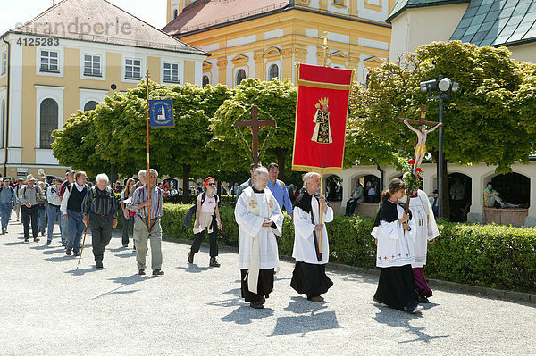 Wallfahrer umkreisen die Gnadenkapelle in Altötting  Oberbayern  Bayern  Deutschland