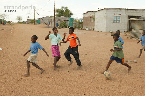 Kinder spielen auf der Straße Fußball  Sehitwa  Botswana  Afrika