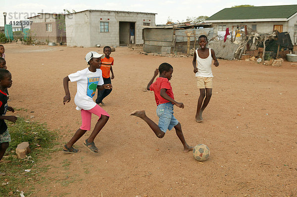Kinder spielen auf der Straße Fußball  Sehitwa  Botswana  Afrika