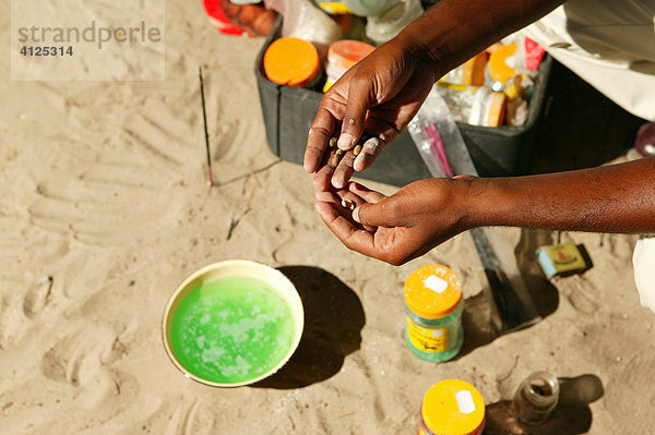 Medizin eines Wunderheilers einer Pfingstler-Gemeinde  Sehitwa  Botswana  Afrika