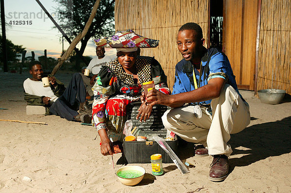 Herstellung von Medizin eines Wunderheilers einer Pfingstler-Gemeinde  Sehitwa  Botswana  Afrika