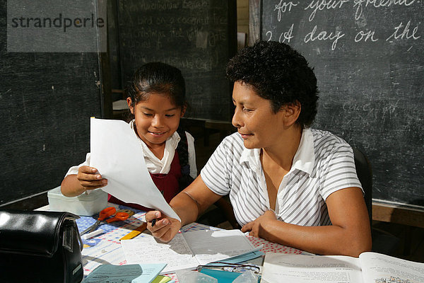 Schülerin und Lehrerin während des Unterrichtes  Amerindians vom Stamm der Arawaks  Santa Mission  Guyana  Südamerika