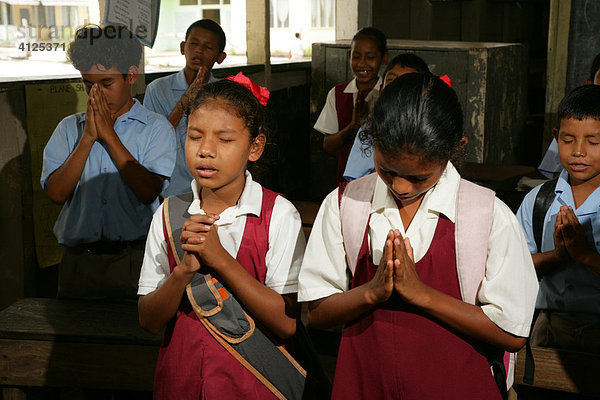 Schüler während des Morgengebetes  Amerindians vom Stamm der Arawaks  Santa Mission  Guyana  Südamerika