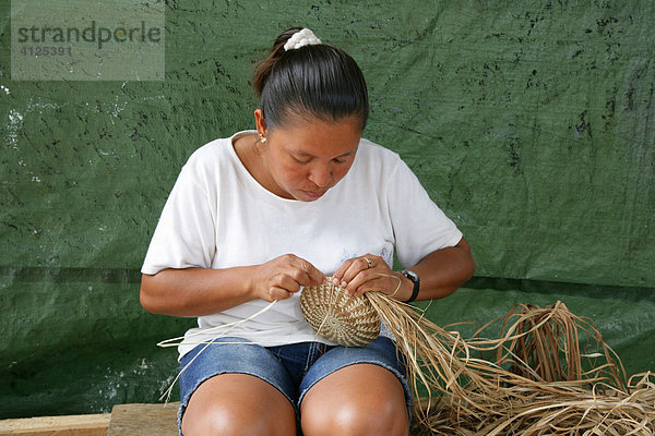 Frau stellt Kunsthandwerk aus Pflanzenfasern her  Amerindians vom Stamm der Arawaks  Santa Mission  Guyana  Südamerika