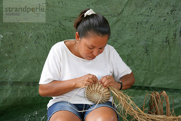 Frau stellt Kunsthandwerk aus Pflanzenfasern her  Amerindians vom Stamm der Arawaks  Santa Mission  Guyana  Südamerika