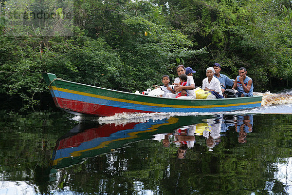 Familie mit dem Boot auf dem Heimweg  Kamuni Fluss  Guyana  Südamerika