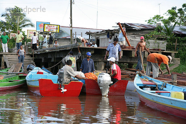 Anlegestelle für Boote am Demerara Strom  Georgetown  Guyana  Südamerika