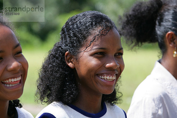 Lachende Mädchen  Amerindians vom Stamm der Arawaks  Santa Mission  Guyana  Südamerika