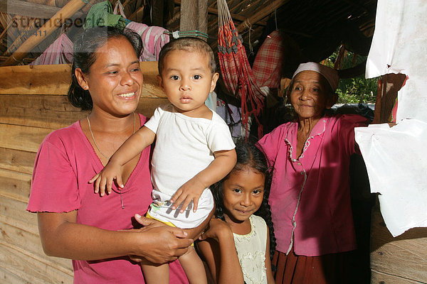Drei Generationen  Amerindians vom Stamm der Arawaks  Santa Mission  Guyana  Südamerika