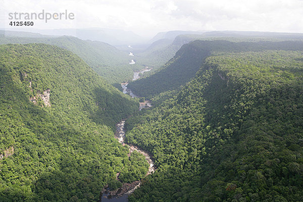 Blick vom Kaieteur Wasserfall  Nationalpark Potaro  Luftaufnahme  Guyana  Südamerika