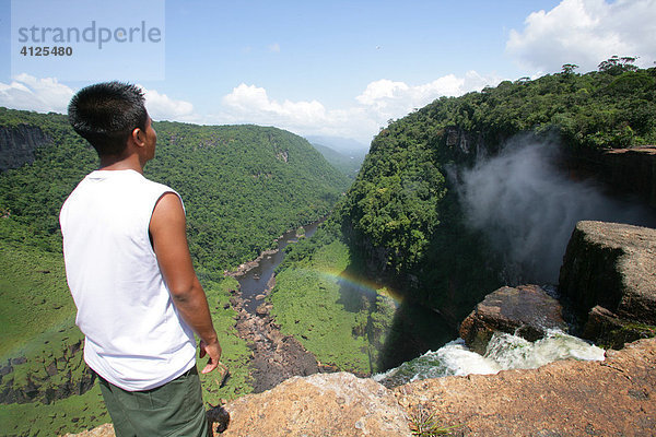 Besucher betrachtet den Kaieteur Wasserfall im Nationalpark Potaro  Guyana  Südamerika