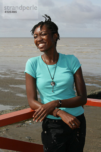 Portrait einer jungen Frau afrikanischer Abstammung  Guyana  Südamerika