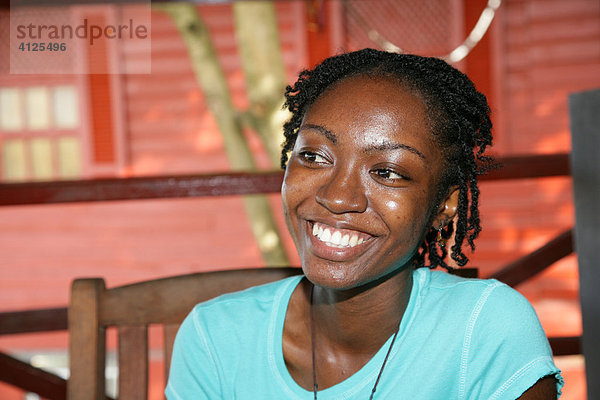 Portrait einer jungen Frau afrikanischer Abstammung  Guyana  Südamerika