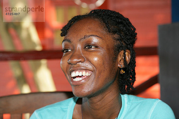 Portrait einer jungen Frau afrikanischer Abstammung  Gergetown  Guyana  Südamerika