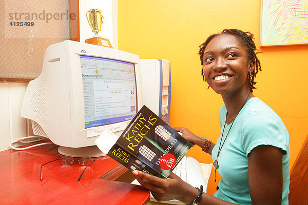 Junge Frau/Studentin afrikanischer Abstammung  arbeitet am Computer  Georgetown  Guyana  Südamerika