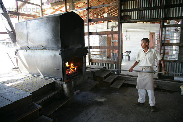 Heizkessel in einer Nudelfabrik  Provinz Demerara  Guyana  Südamerika