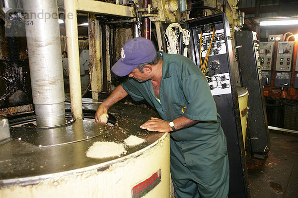 Arbeiter kontrolliert den Zucker  Zuckerrohr Verarbeitung zu Demerara-Zucker  Provinz Demerara  Guyana  Südamerika